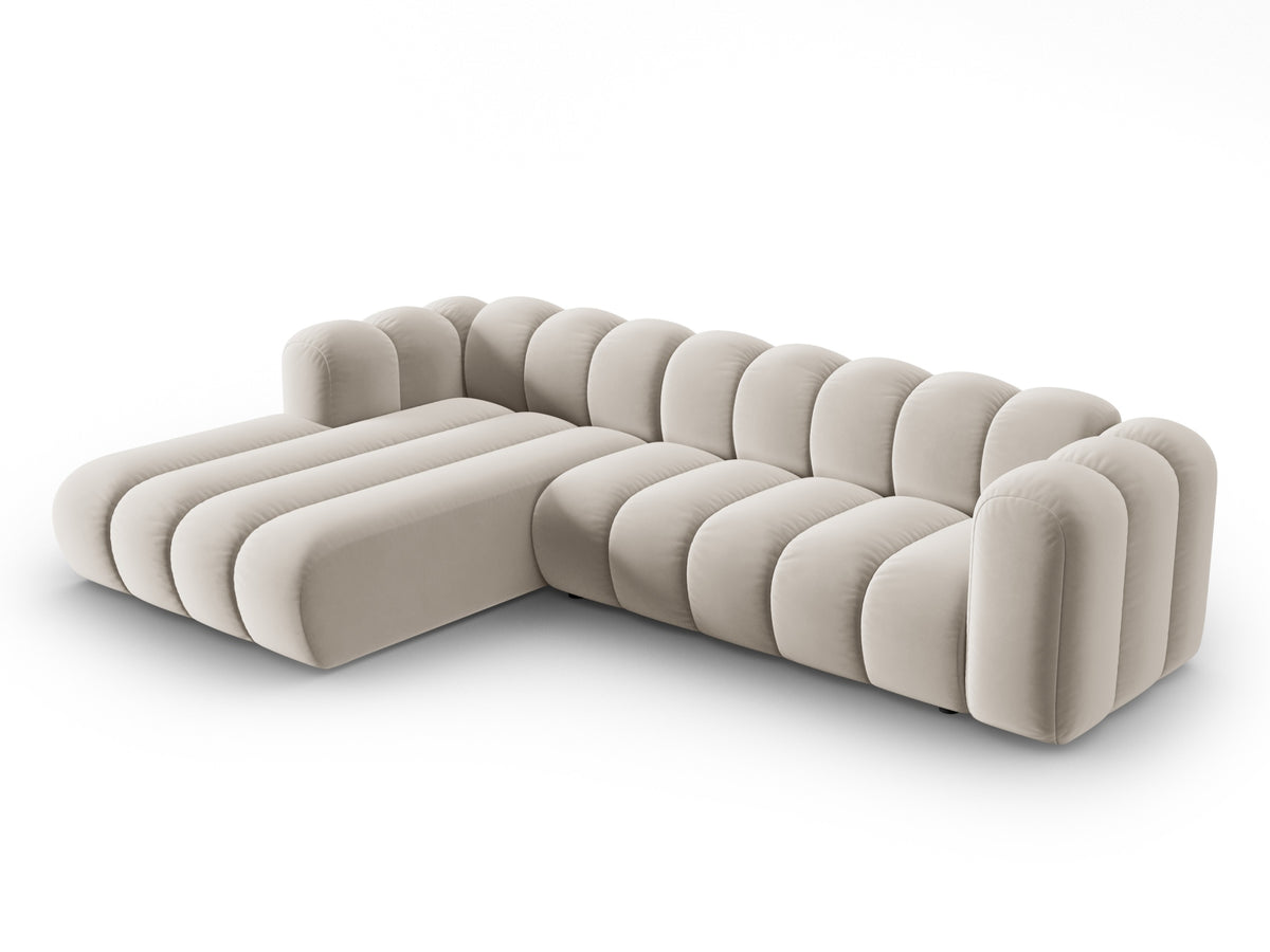 Lupine Velour modulares Ecksofa links 4 Sitzer in Beige-Salvador präsentiert im Onlineshop von KAQTU Design AG. L-Sofa links ist von Micadoni