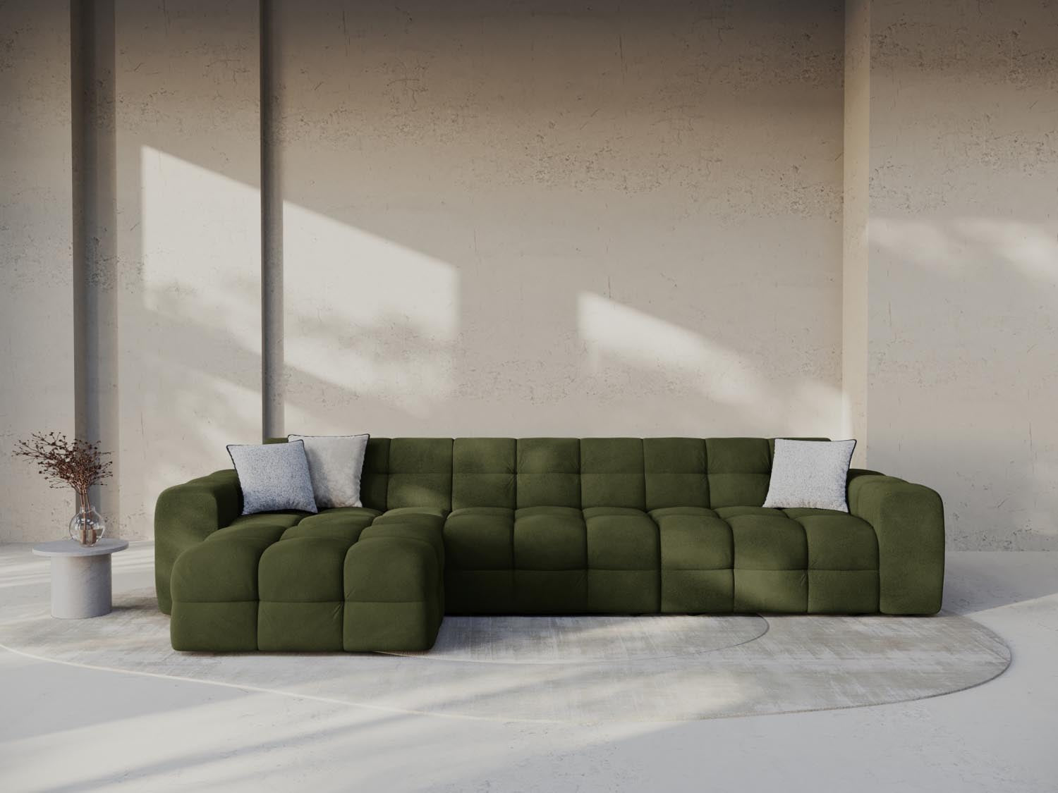 Elegantes Kendal Velour Ecksofa in Army Green, ideal für stilvolle Wohnräume. Komfortables 5-Sitzer Design von Micadoni.