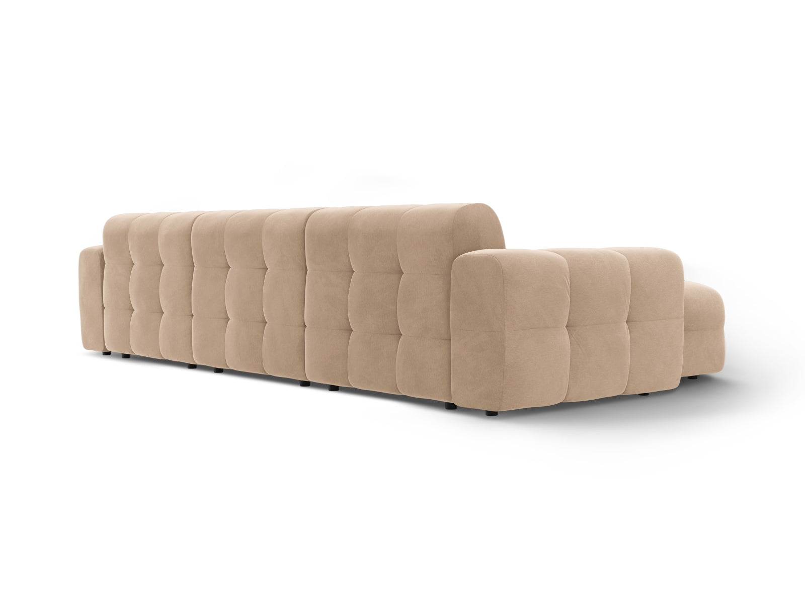 Elegantes Kendal Velour L-Sofa in warmem Almond Beige, ideal für stilvolle Wohnräume. Geräumiges 5-Sitzer Design von Micadoni.