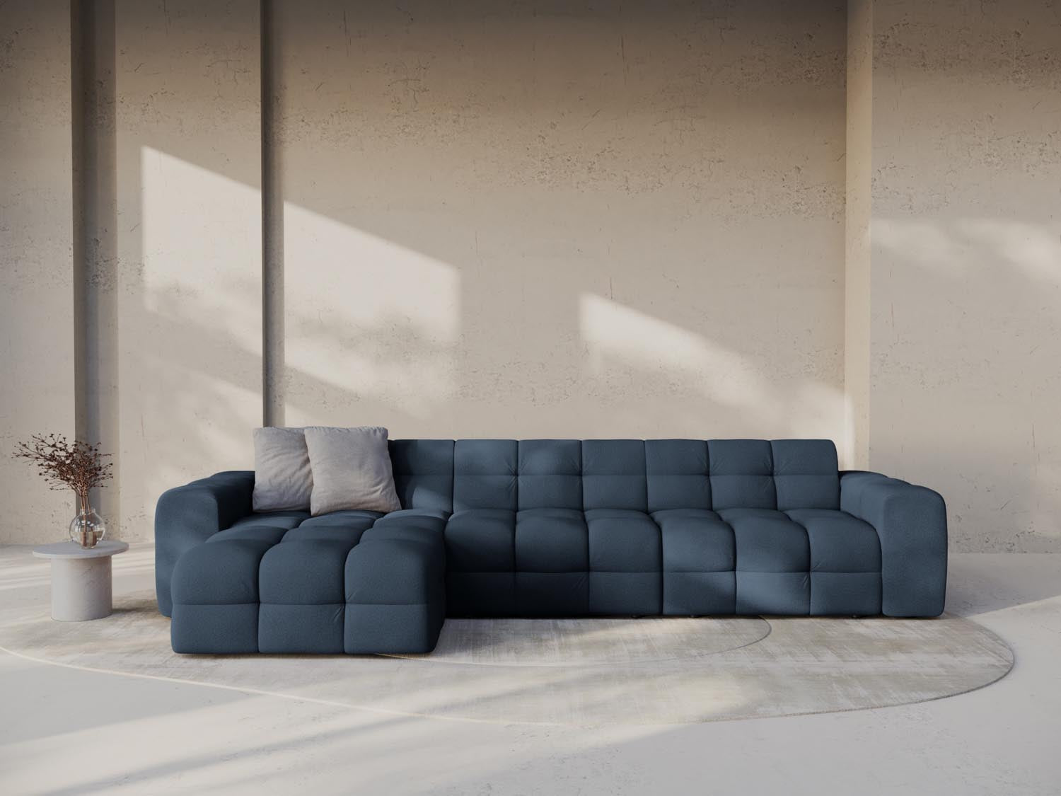 Erleben Sie das Kendal Ecksofa links von Micadoni – ein elegantes 5-Sitzer Sofa, ideal für stilvolle Wohnräume und entspannte Abende.