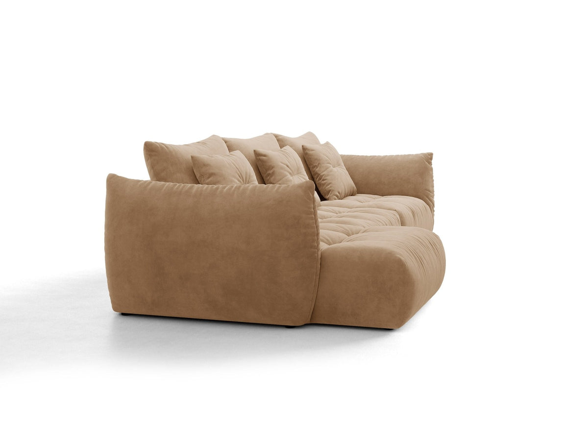 Beiges L-Sofa links von Micadoni mit weichem Veloursstoff Casino, schwarzen Kunststoffbeinen und breiter, tiefer Sitzfläche.
