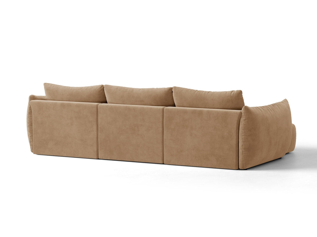 Beiges L-Sofa links von Micadoni mit weichem Veloursstoff Casino, schwarzen Kunststoffbeinen und breiter, tiefer Sitzfläche.