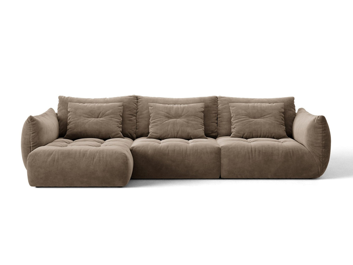 Beiges L-Sofa links von Micadoni mit weichem Veloursstoff Casino, schwarzen Kunststoffbeinen und breiter, tiefer Sitzfläche.