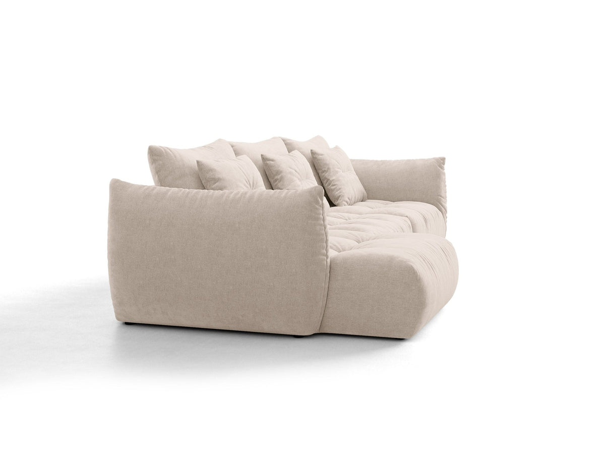 Beiges L-Sofa links von Micadoni mit weichem Veloursstoff Casino, schwarzen Kunststoffbeinen und breiter, tiefer Sitzfläche.