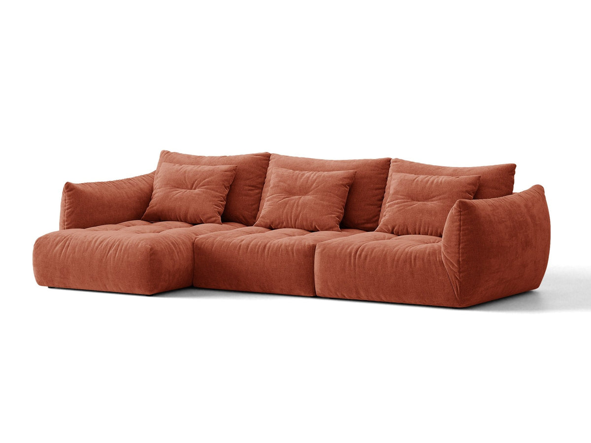 Beiges L-Sofa links von Micadoni mit weichem Veloursstoff Casino, schwarzen Kunststoffbeinen und breiter, tiefer Sitzfläche.