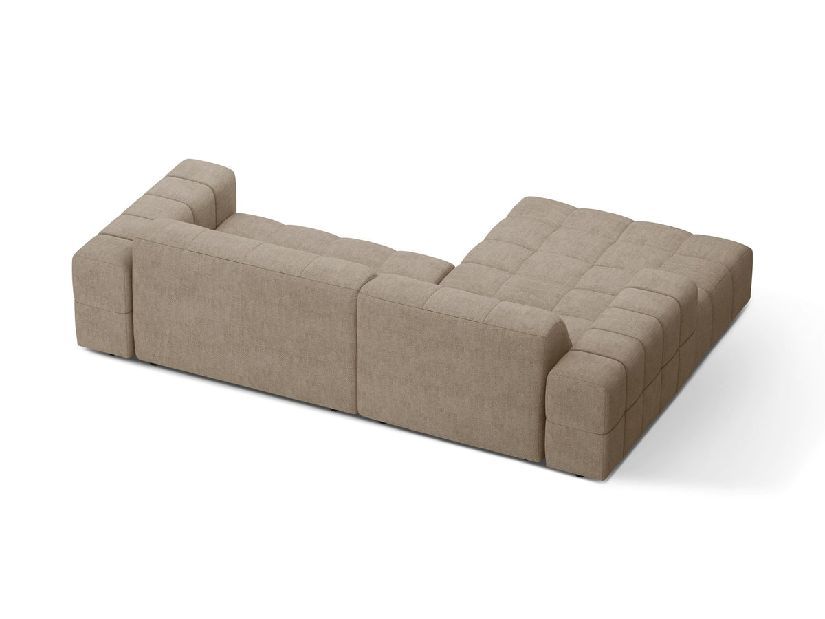 Jennifer Linkes Ecksofa von Micadoni in leichtem Beige, L-Form, Eden Chenille-Stoff, schwarze Kunststoffbeine, Rückenlehne mit Wattierung.