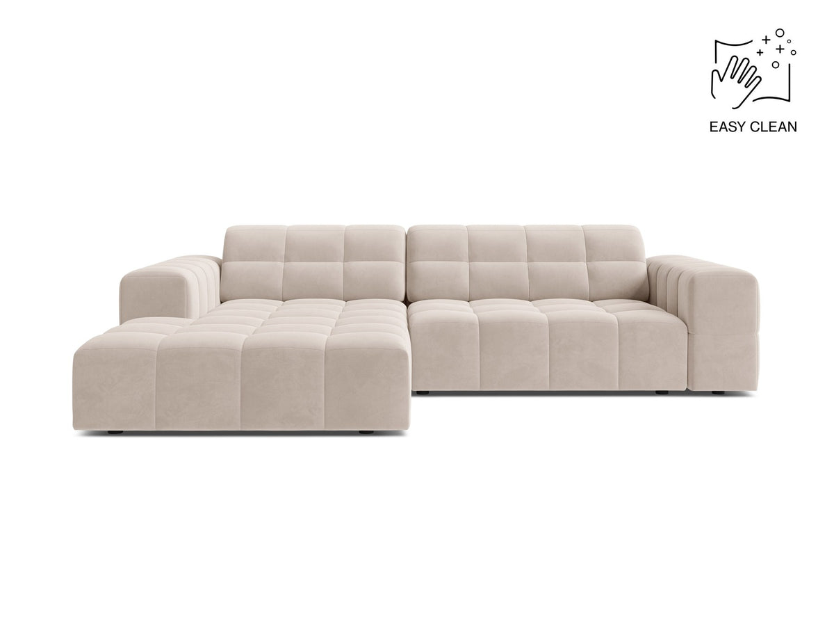 Jennifer Linkes Ecksofa von Micadoni in leichtem Beige, L-Form, Eden Chenille-Stoff, schwarze Kunststoffbeine, Rückenlehne mit Wattierung.