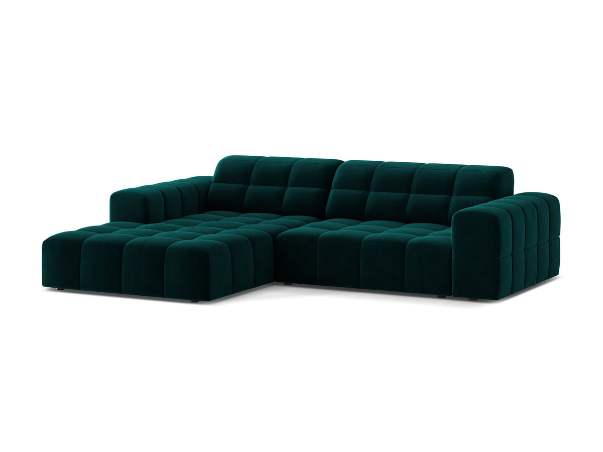 Jennifer Linkes Ecksofa von Micadoni in leichtem Beige, L-Form, Eden Chenille-Stoff, schwarze Kunststoffbeine, Rückenlehne mit Wattierung.