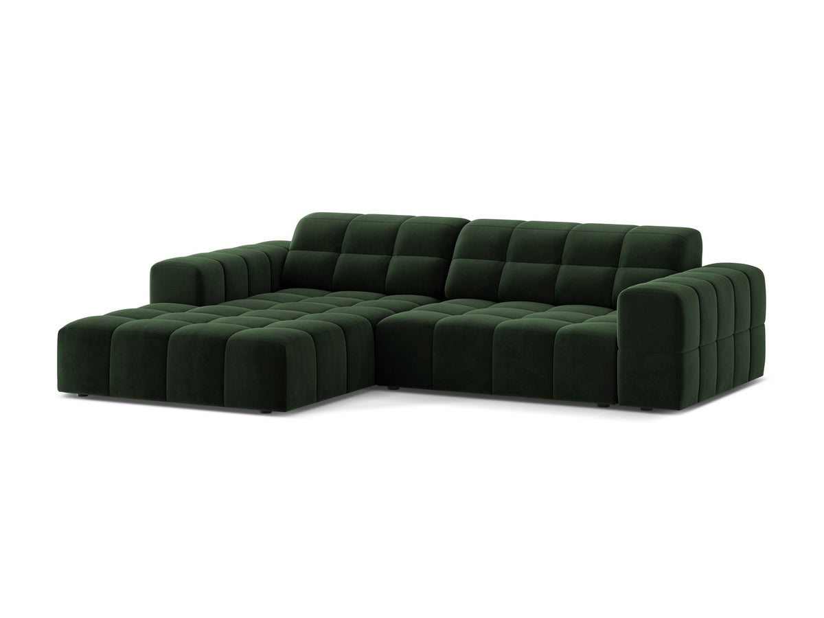 Jennifer Linkes Ecksofa von Micadoni in leichtem Beige, L-Form, Eden Chenille-Stoff, schwarze Kunststoffbeine, Rückenlehne mit Wattierung.