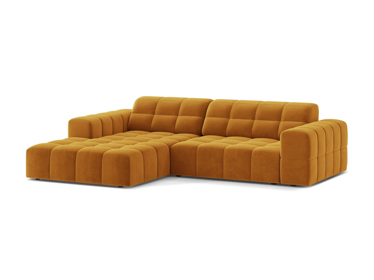 Jennifer Linkes Ecksofa von Micadoni in leichtem Beige, L-Form, Eden Chenille-Stoff, schwarze Kunststoffbeine, Rückenlehne mit Wattierung.