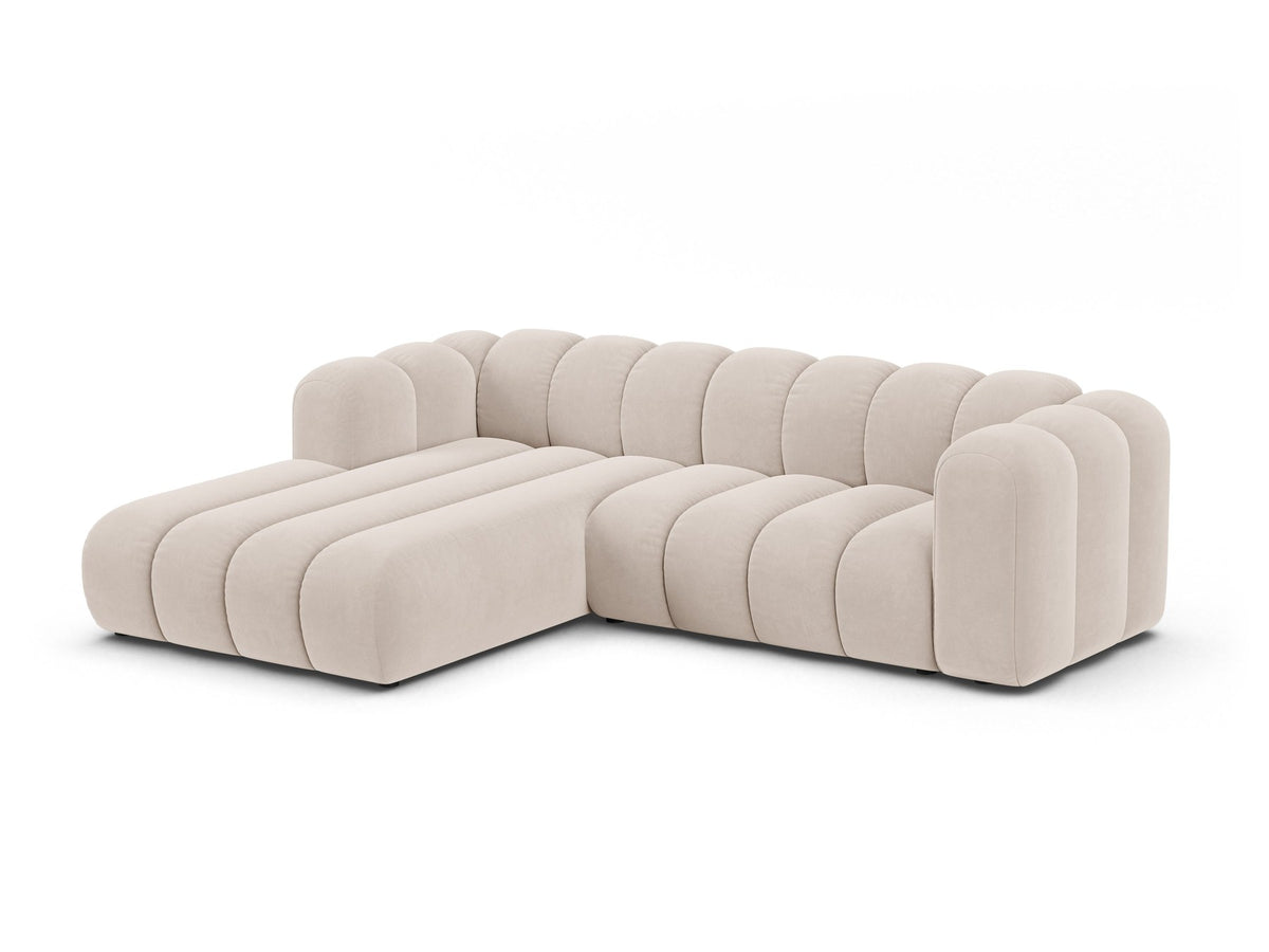Modulares Ecksofa links Lupine von Micadoni in leichtem Beige, bezogen mit Venus-Samtstoff, schwarze Kunststoffbeine, Masse 260x177x70 cm.