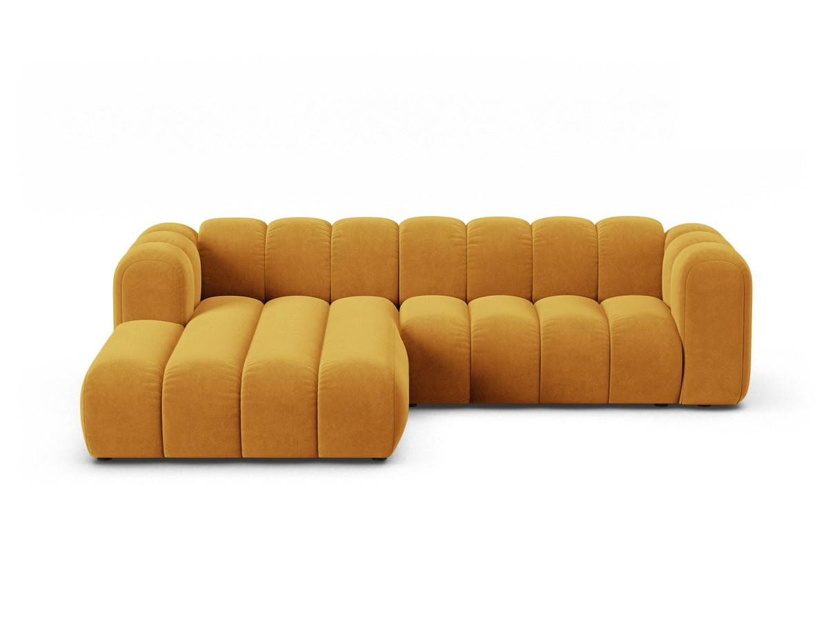 Modulares Ecksofa links Lupine von Micadoni in leichtem Beige, bezogen mit Venus-Samtstoff, schwarze Kunststoffbeine, Masse 260x177x70 cm.