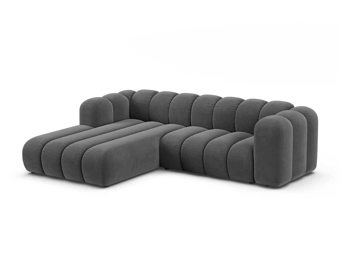 Modulares Ecksofa links Lupine von Micadoni in leichtem Beige, bezogen mit Venus-Samtstoff, schwarze Kunststoffbeine, Masse 260x177x70 cm.