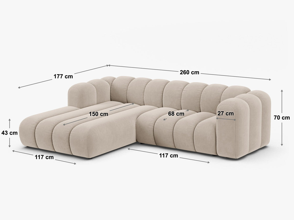 Modulares Ecksofa links Lupine von Micadoni in leichtem Beige, bezogen mit Venus-Samtstoff, schwarze Kunststoffbeine, Masse 260x177x70 cm.