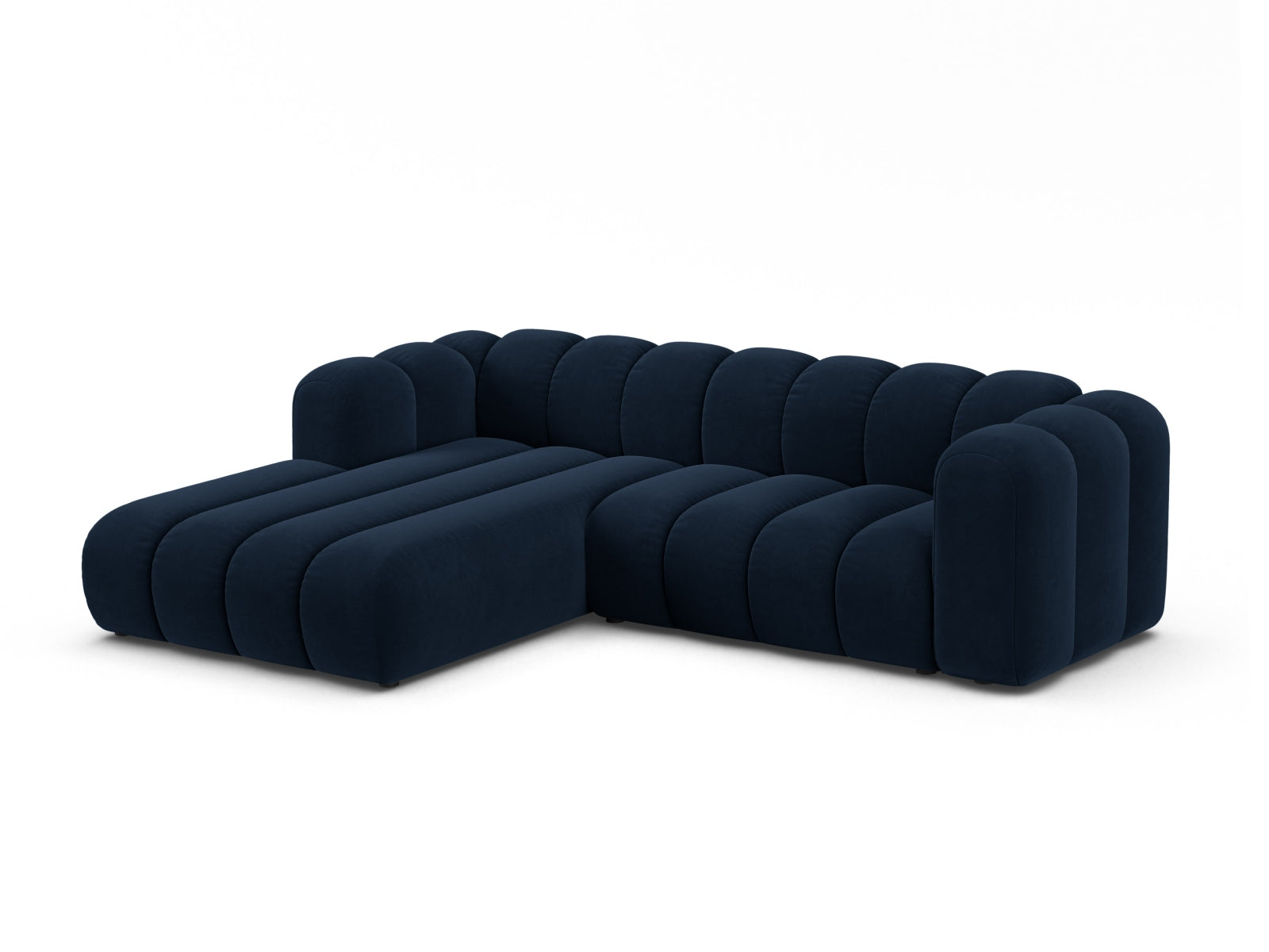 Elegantes Lupine Velour Ecksofa in Royal Blue, linksseitig, 4-Sitzer, ideal für stilvolle Wohnräume, präsentiert von Micadoni.