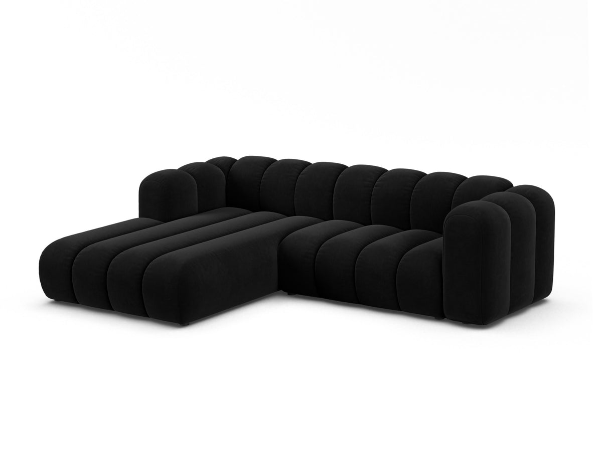 Lupine Velour Modular Ecksofa links 4 Sitzer in Black-Salvador präsentiert im Onlineshop von KAQTU Design AG. L-Sofa links ist von Micadoni