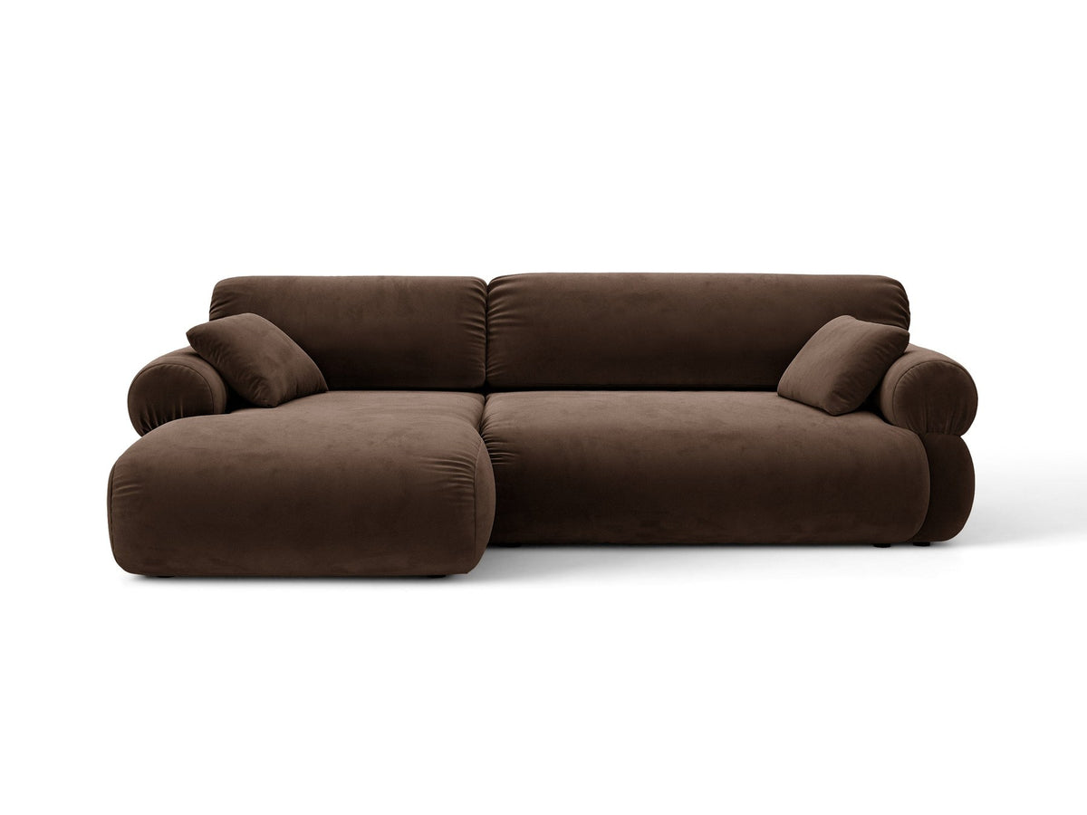 Beiges L-Sofa Ophelia von Micadoni mit Liberty-Stoffbezug, schwarzen Kunststoffbeinen und tiefer Sitzfläche, Ausrichtung links, in modernem Wohnraum.