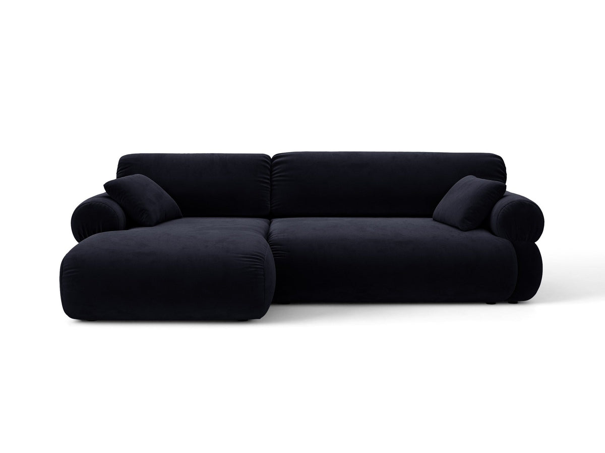 Beiges L-Sofa Ophelia von Micadoni mit Liberty-Stoffbezug, schwarzen Kunststoffbeinen und tiefer Sitzfläche, Ausrichtung links, in modernem Wohnraum.