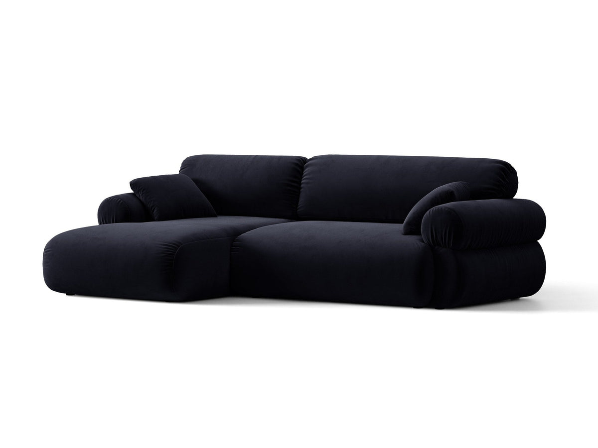 Beiges L-Sofa Ophelia von Micadoni mit Liberty-Stoffbezug, schwarzen Kunststoffbeinen und tiefer Sitzfläche, Ausrichtung links, in modernem Wohnraum.