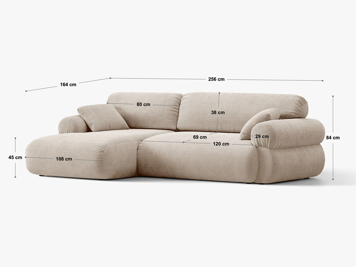 Beiges L-Sofa Ophelia von Micadoni mit Liberty-Stoffbezug, schwarzen Kunststoffbeinen und tiefer Sitzfläche, Ausrichtung links, in modernem Wohnraum.