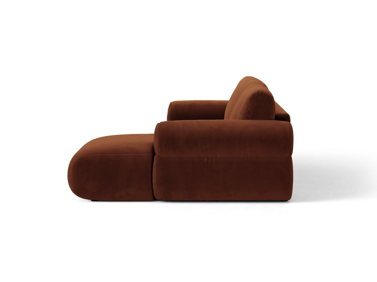 Beiges L-Sofa Ophelia von Micadoni mit Liberty-Stoffbezug, schwarzen Kunststoffbeinen und tiefer Sitzfläche, Ausrichtung links, in modernem Wohnraum.