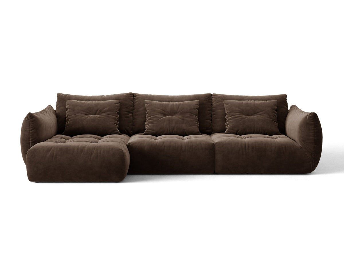 Beiges L-Sofa links von Micadoni mit weichem Veloursstoff Casino, schwarzen Kunststoffbeinen und breiter, tiefer Sitzfläche.