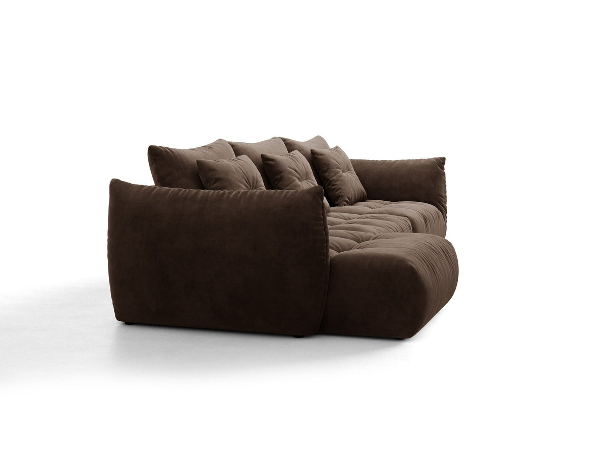 Beiges L-Sofa links von Micadoni mit weichem Veloursstoff Casino, schwarzen Kunststoffbeinen und breiter, tiefer Sitzfläche.