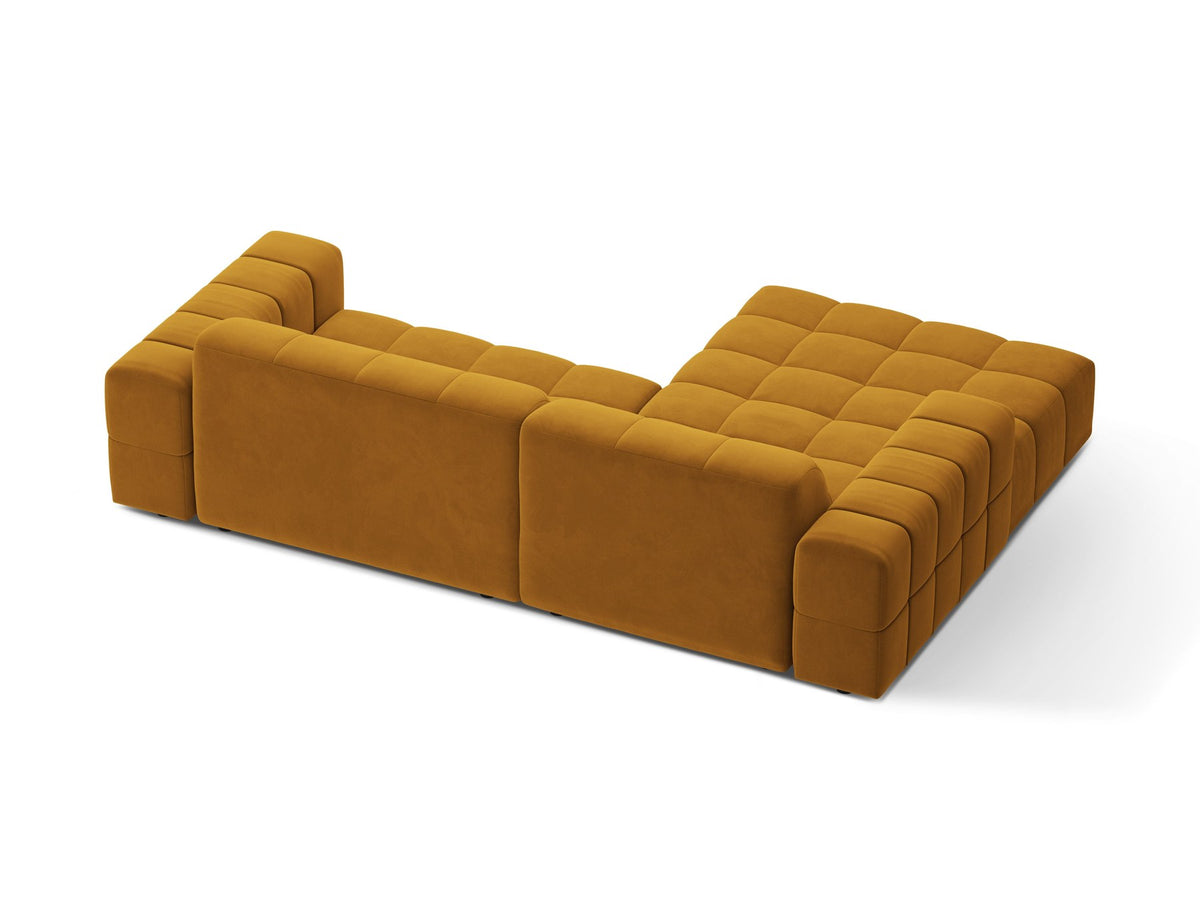 Jennifer Linkes Ecksofa von Micadoni in leichtem Beige, L-Form, Eden Chenille-Stoff, schwarze Kunststoffbeine, Rückenlehne mit Wattierung.
