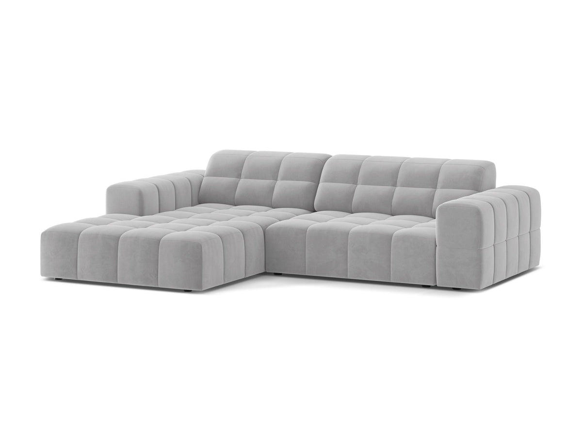 Jennifer Linkes Ecksofa von Micadoni in leichtem Beige, L-Form, Eden Chenille-Stoff, schwarze Kunststoffbeine, Rückenlehne mit Wattierung.