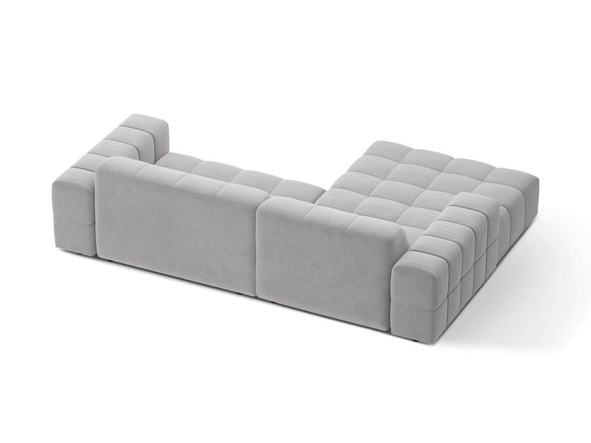 Jennifer Linkes Ecksofa von Micadoni in leichtem Beige, L-Form, Eden Chenille-Stoff, schwarze Kunststoffbeine, Rückenlehne mit Wattierung.