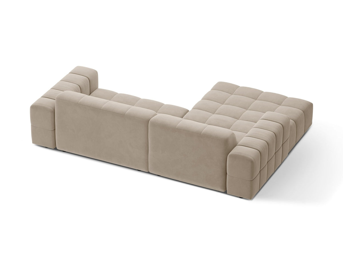 Jennifer Linkes Ecksofa von Micadoni in leichtem Beige, L-Form, Eden Chenille-Stoff, schwarze Kunststoffbeine, Rückenlehne mit Wattierung.