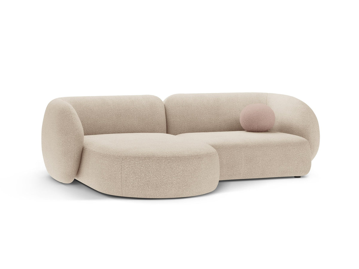 Weisses Ecksofa links Kate von Micadoni mit Baloo-Stoffbezug, schwarzen Kunststoffbeinen und modularem Aufbau, Masse 255x176x76 cm