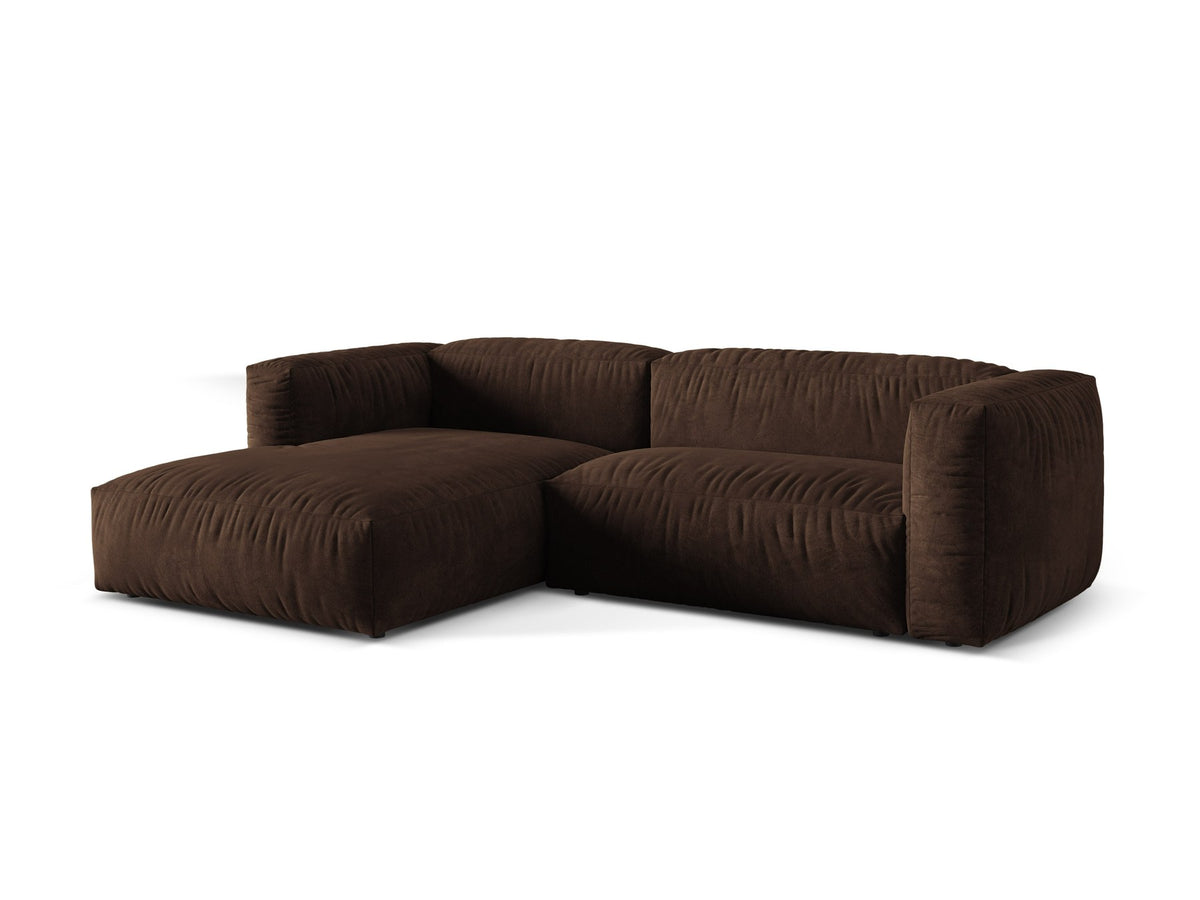Modulares Ecksofa Martina von Micadoni in Schokoladenbraun mit Veloursstoff-Bezug, links ausgerichtet, auf niedrigen Polypropylen-Beinen stehend.