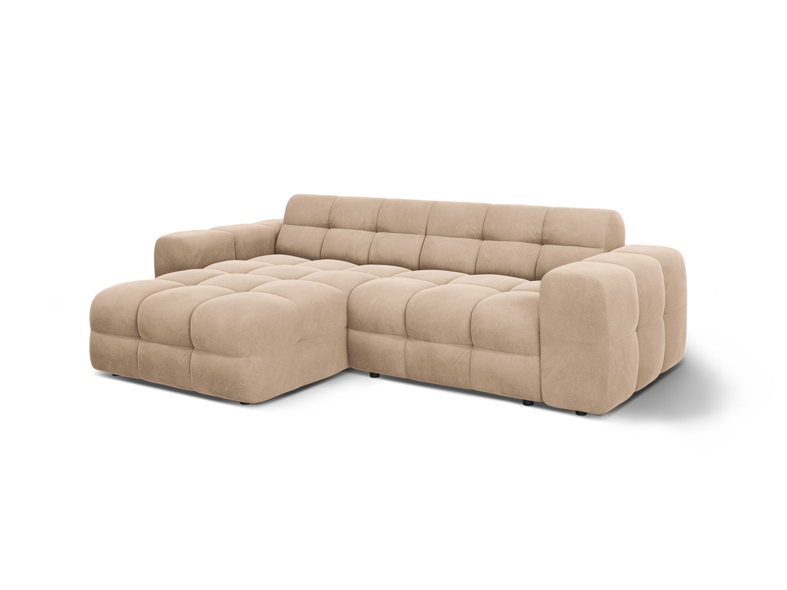 Modernes Kendal Velour Ecksofa in sanftem Almond Beige, perfekt für gemütliche Wohnzimmer. 4-Sitzer von Micadoni mit elegantem Design.