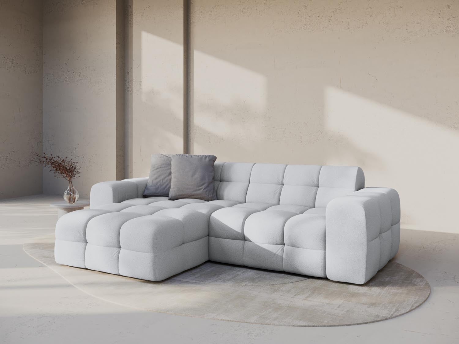 Stylisches Kendal Ecksofa links, 4-Sitzer in hellem Grau, ideal für moderne Wohnräume. Gemütliches Design von Micadoni.