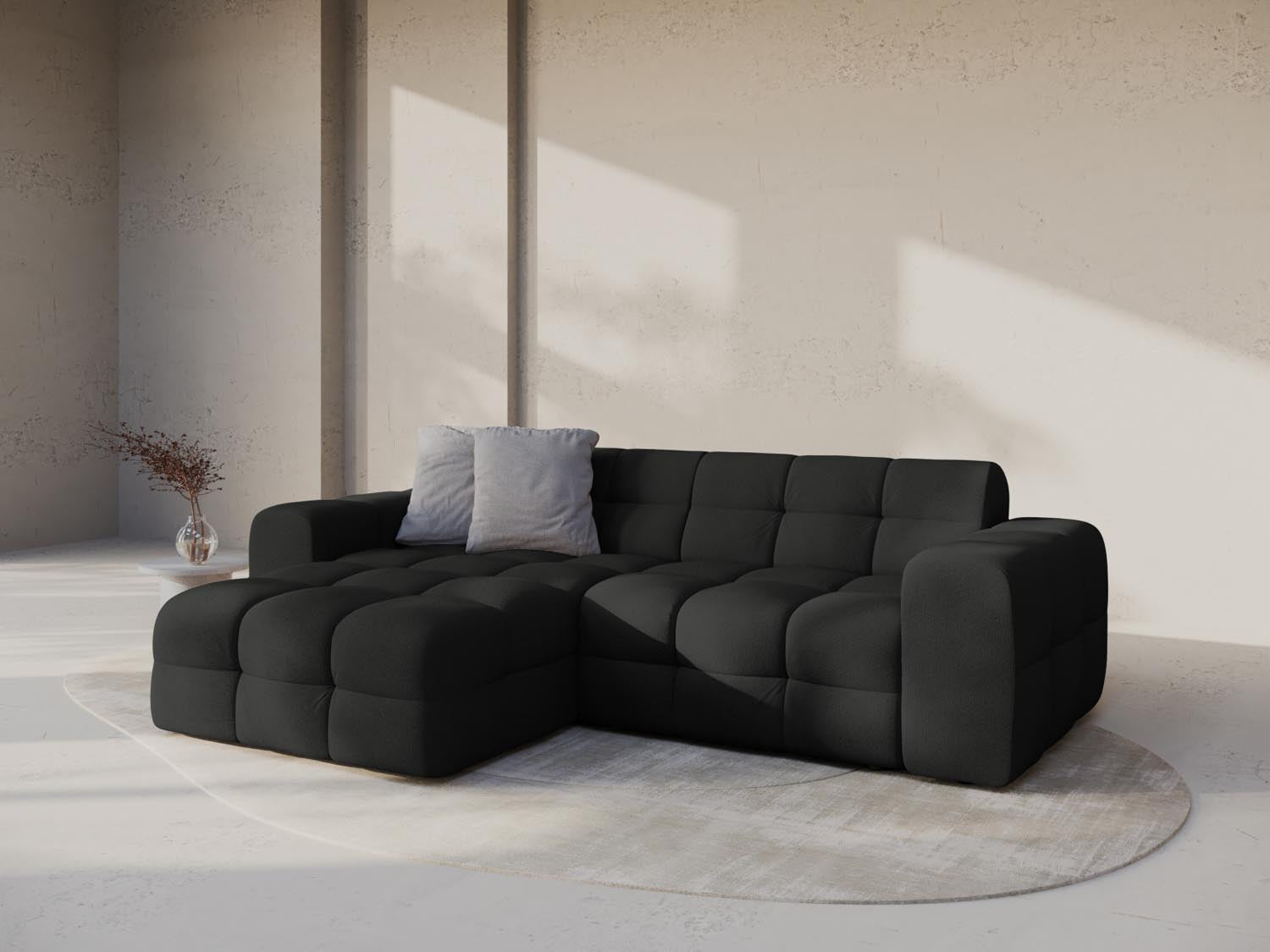 Elegantes Kendal Ecksofa links, 4-Sitzer in stilvollem Schwarz, ideal für moderne Wohnräume und gemütliche Abende.