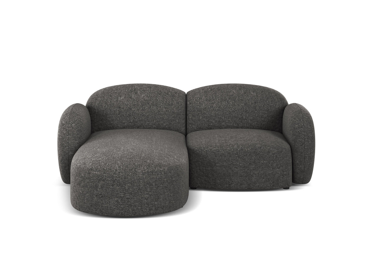 Blair Ecksofa links 3-Sitzer von Micadoni, L-Form, Bezug aus Eden-Chenillestoff in Dark Beige, Massivholzrahmen und schwarze Kunststoffbeine.