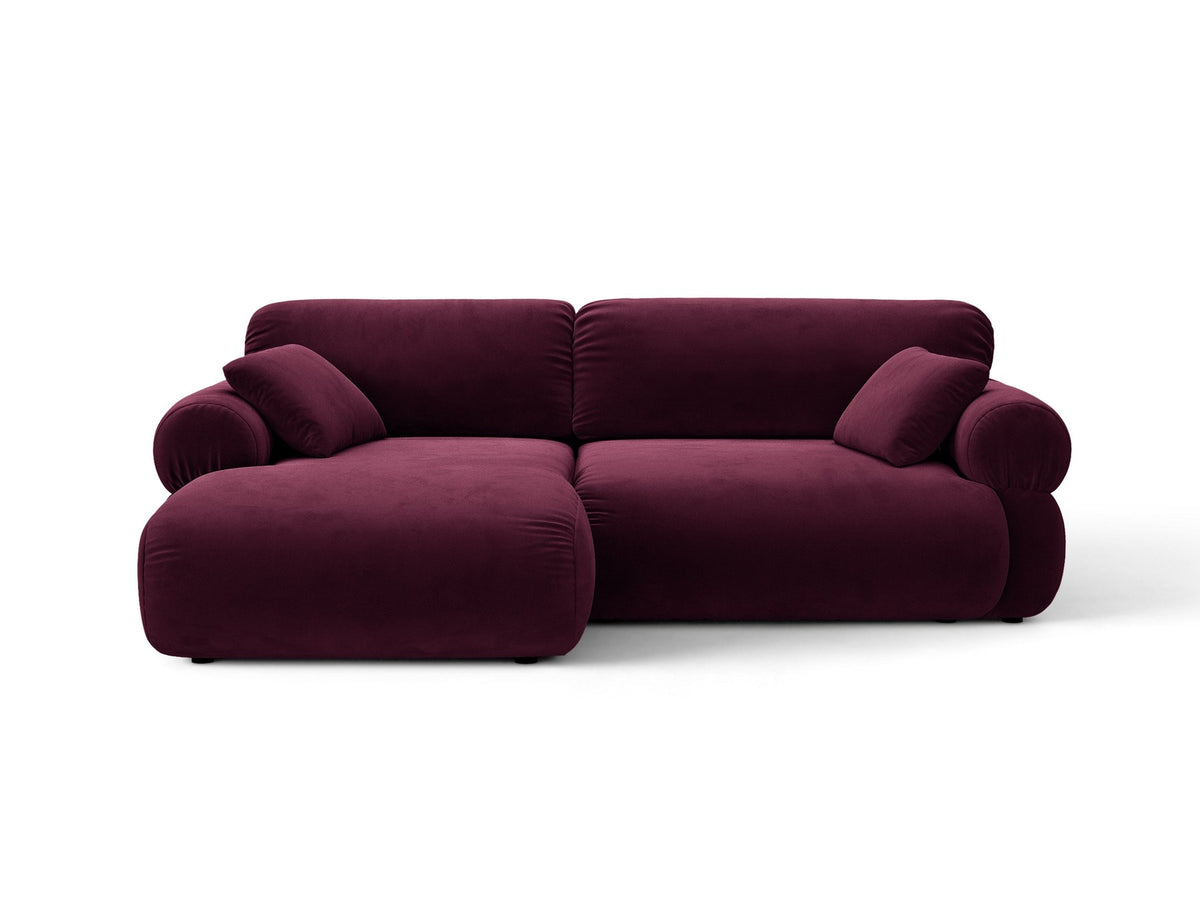 Beiges L-förmiges Ecksofa Ophelia von Micadoni mit Liberty-Stoffbezug, schwarzen Kunststoffbeinen und niedriger Rückenlehne, seitliche Ansicht.
