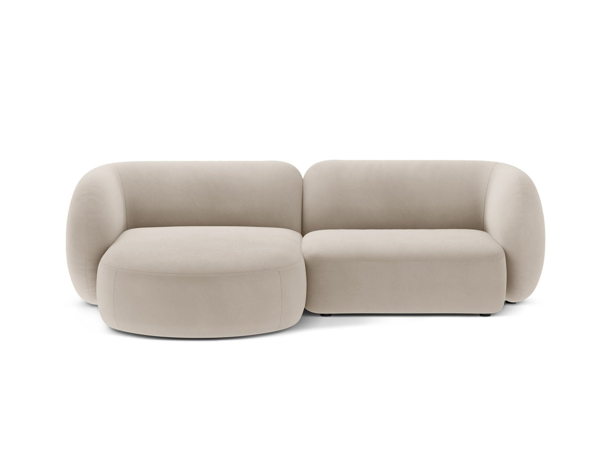 Weisses Ecksofa links Kate von Micadoni mit Baloo-Stoffbezug, schwarzen Kunststoffbeinen und modularem Aufbau, Masse 255x176x76 cm