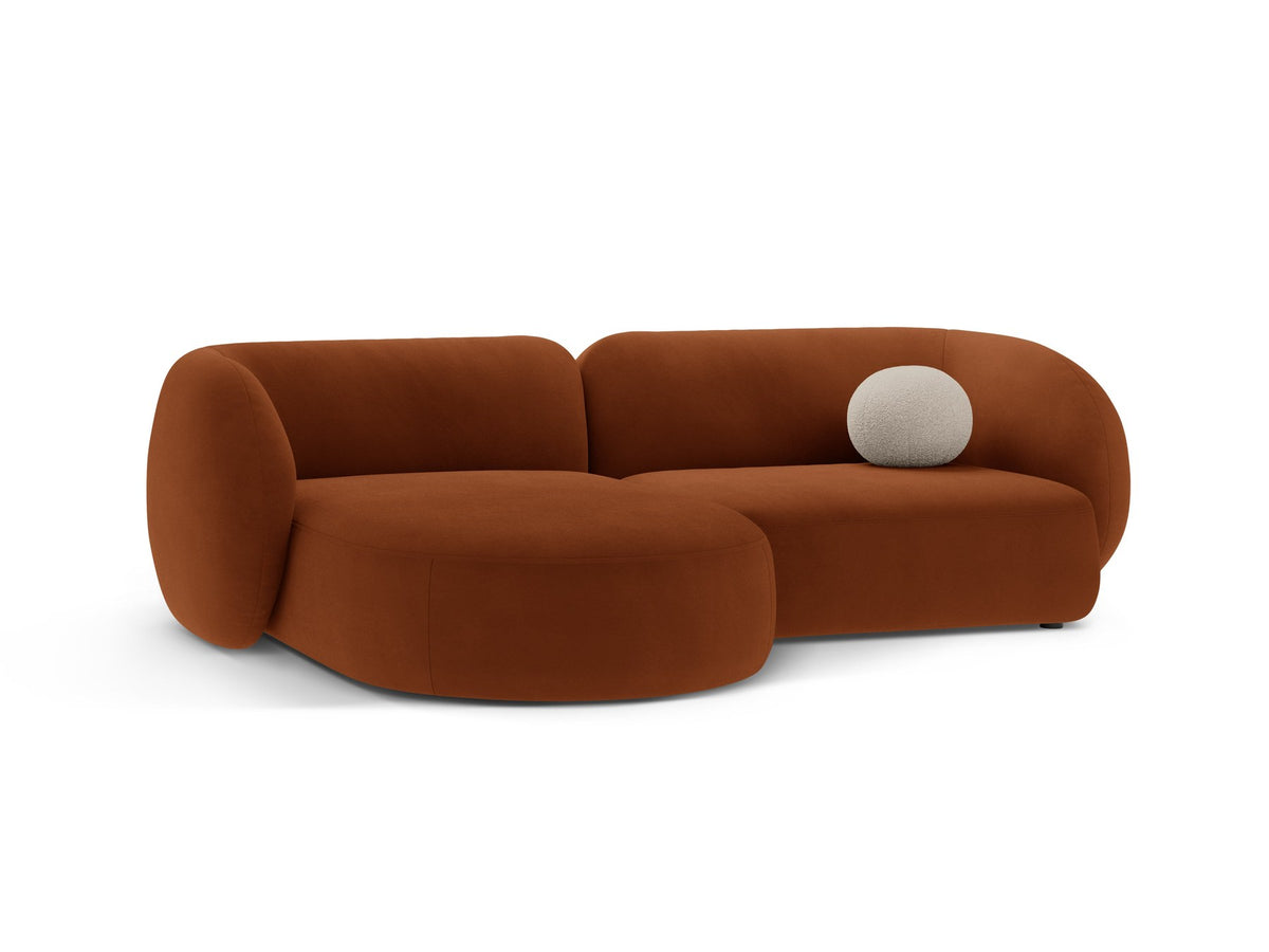 Weisses Ecksofa links Kate von Micadoni mit Baloo-Stoffbezug, schwarzen Kunststoffbeinen und modularem Aufbau, Masse 255x176x76 cm