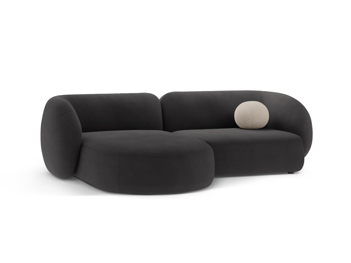 Weisses Ecksofa links Kate von Micadoni mit Baloo-Stoffbezug, schwarzen Kunststoffbeinen und modularem Aufbau, Masse 255x176x76 cm