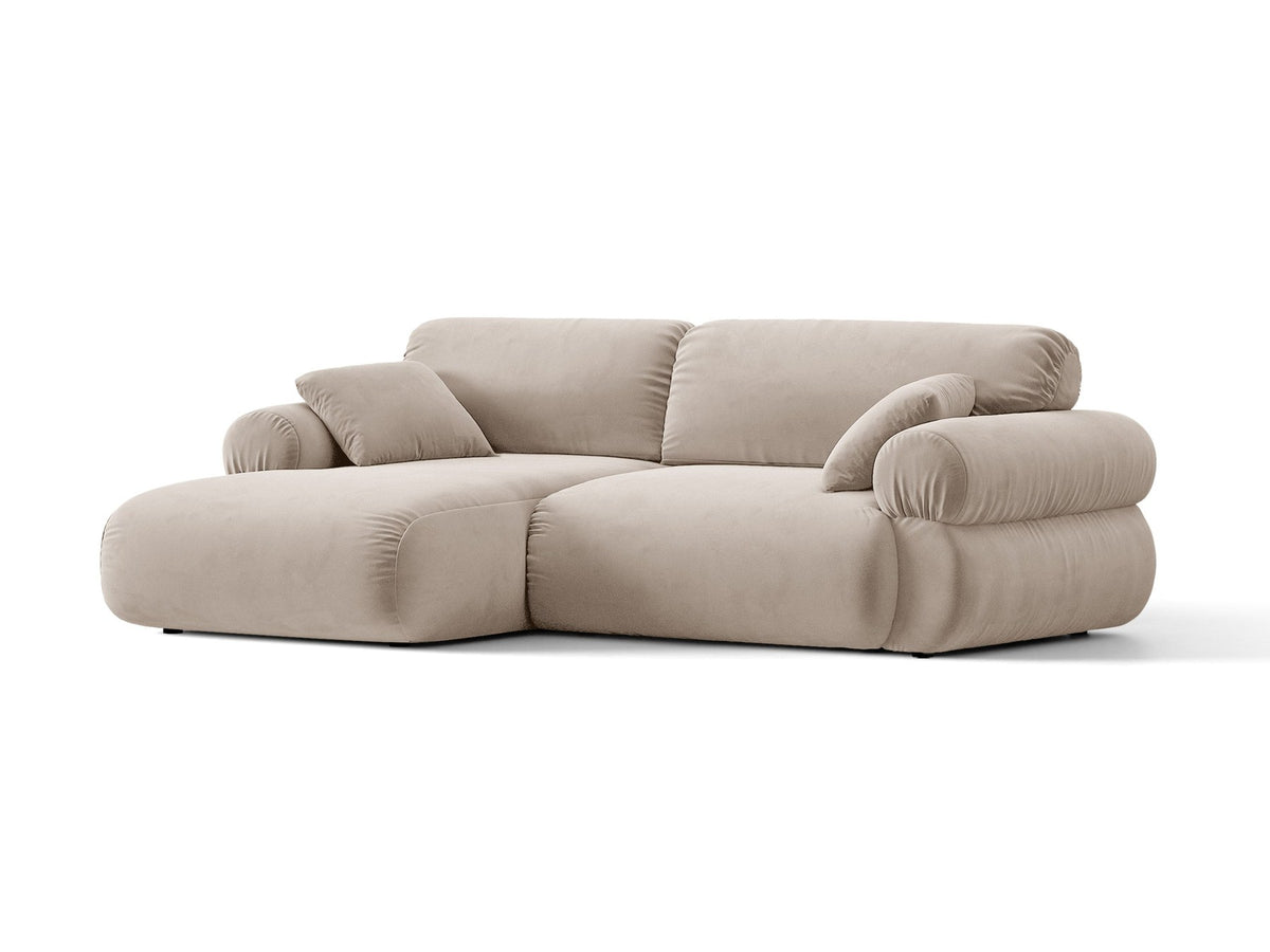 Beiges L-förmiges Ecksofa Ophelia von Micadoni mit Liberty-Stoffbezug, schwarzen Kunststoffbeinen und niedriger Rückenlehne, seitliche Ansicht.