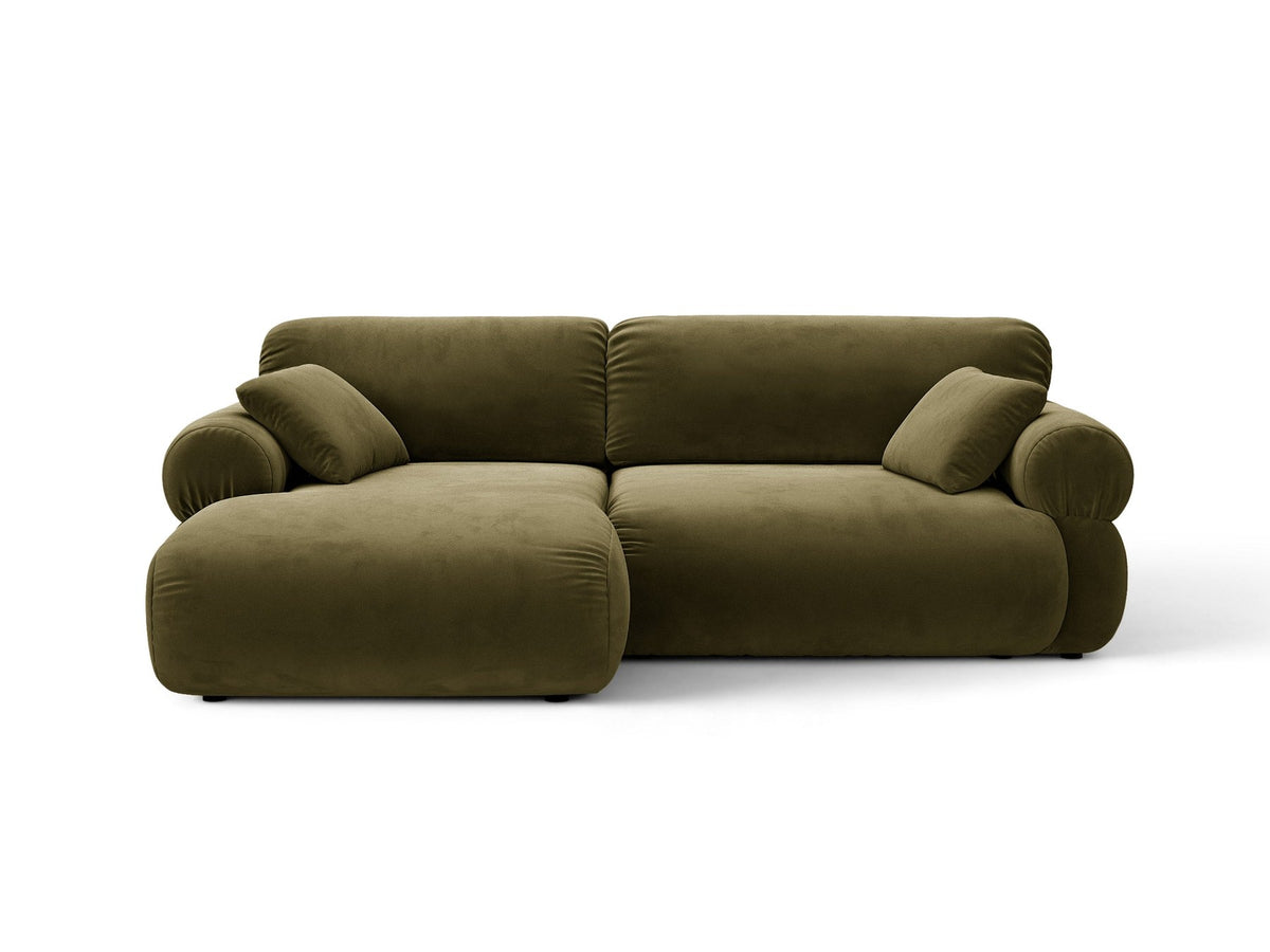 Beiges L-förmiges Ecksofa Ophelia von Micadoni mit Liberty-Stoffbezug, schwarzen Kunststoffbeinen und niedriger Rückenlehne, seitliche Ansicht.