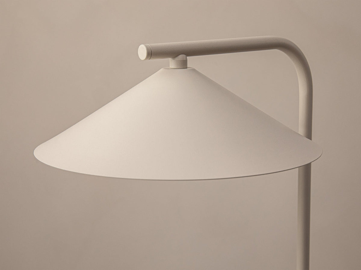 Stehlampe Nocte von Micadoni in Beige mit schlankem Metallgestell und kegelförmigem Stoffschirm, Höhe 160 cm, Breite 41 cm.