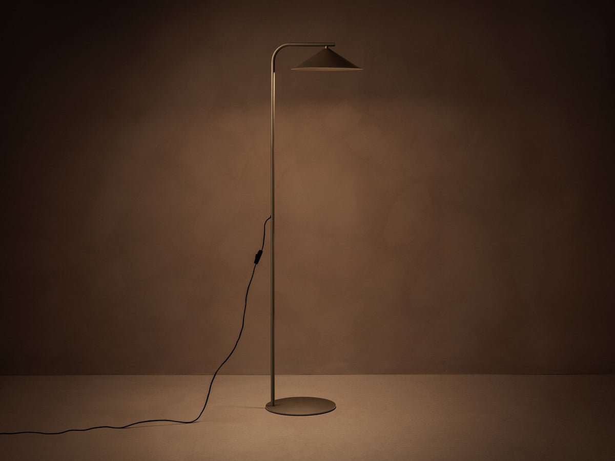 Stehlampe Nocte von Micadoni in Beige mit schlankem Metallgestell und kegelförmigem Stoffschirm, Höhe 160 cm, Breite 41 cm.