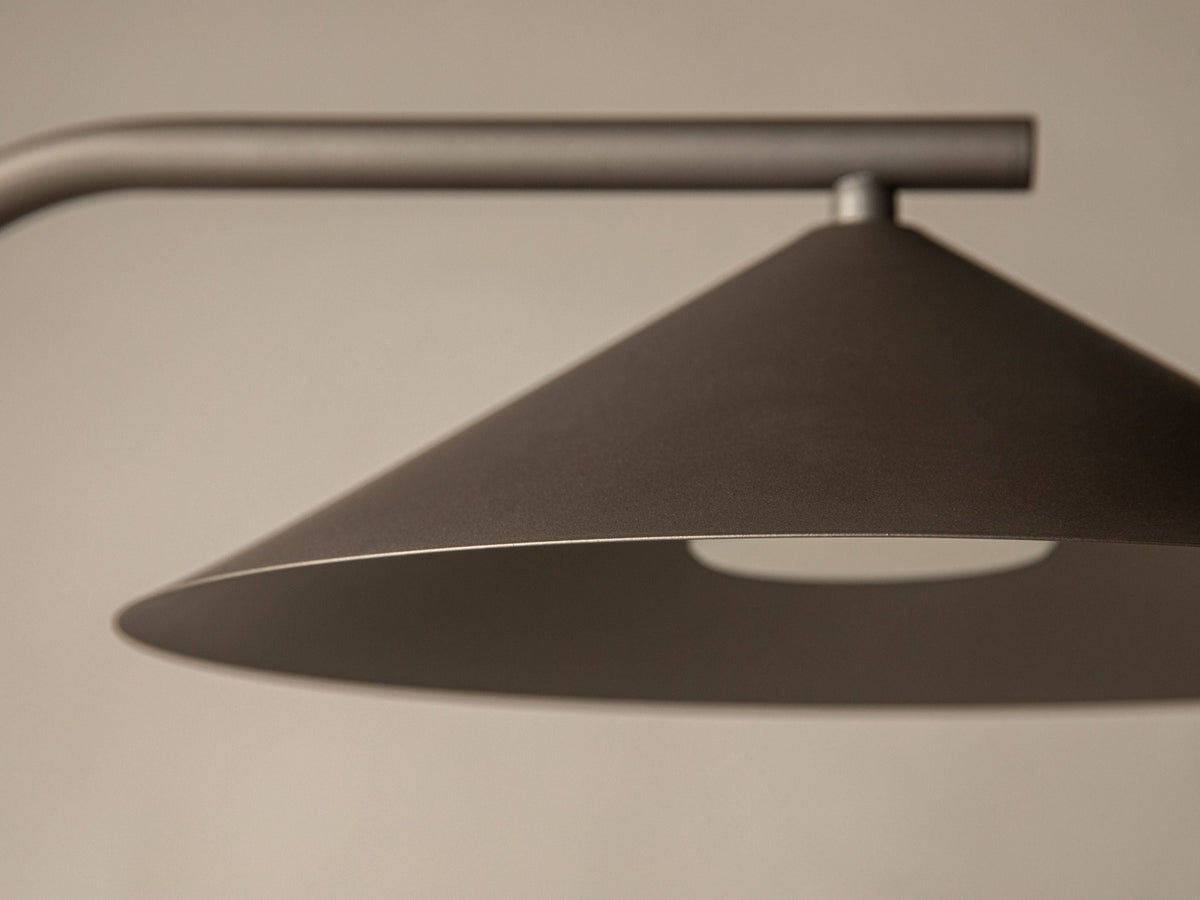 Stehlampe Nocte von Micadoni in Beige mit schlankem Metallgestell und kegelförmigem Stoffschirm, Höhe 160 cm, Breite 41 cm.