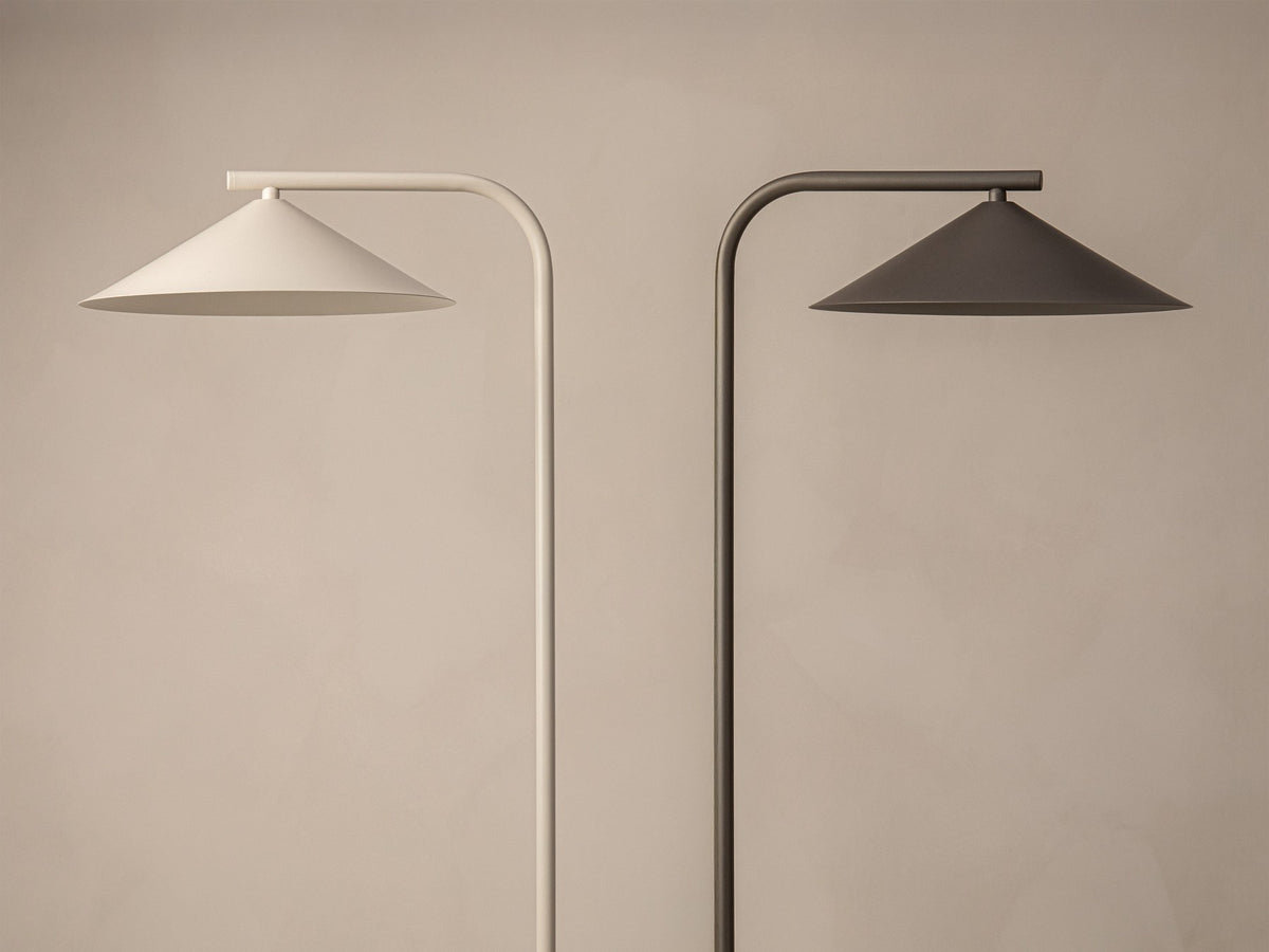 Stehlampe Nocte von Micadoni in Beige mit schlankem Metallgestell und kegelförmigem Stoffschirm, Höhe 160 cm, Breite 41 cm.