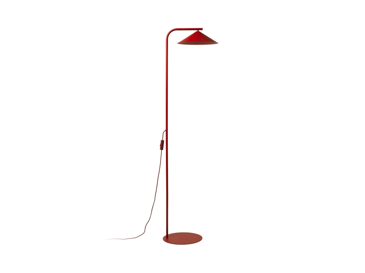 Stehlampe Nocte von Micadoni in Beige mit schlankem Metallgestell und kegelförmigem Stoffschirm, Höhe 160 cm, Breite 41 cm.