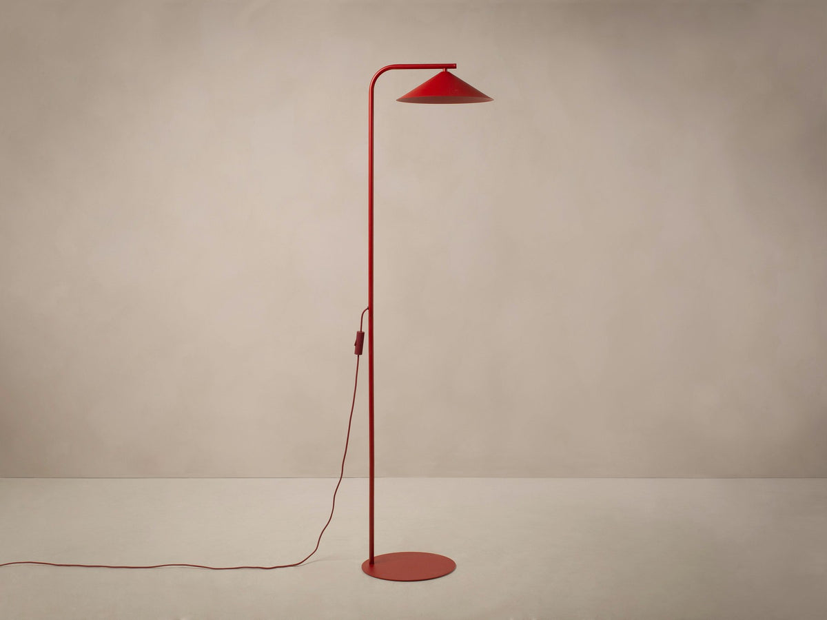 Stehlampe Nocte von Micadoni in Beige mit schlankem Metallgestell und kegelförmigem Stoffschirm, Höhe 160 cm, Breite 41 cm.