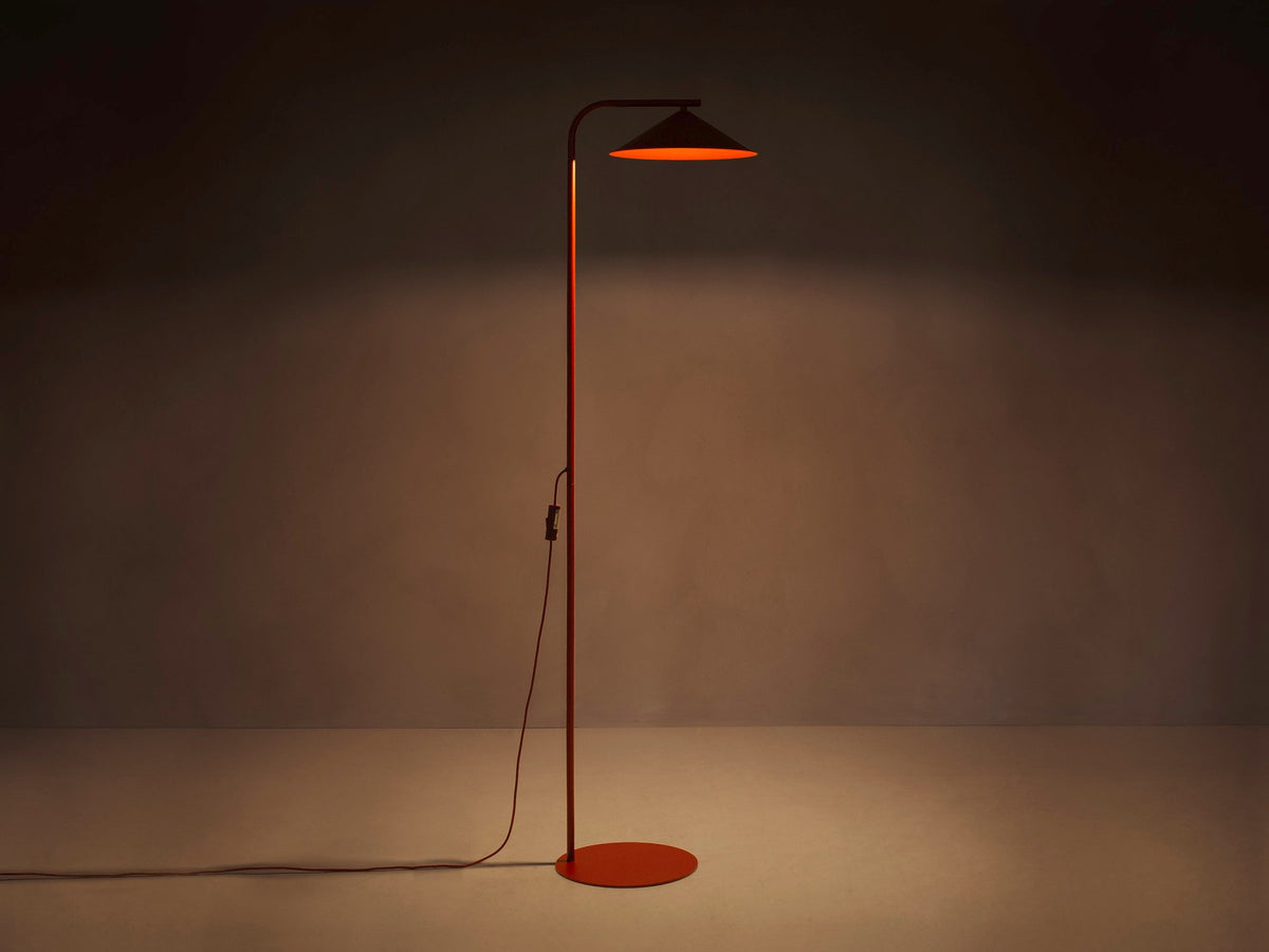 Stehlampe Nocte von Micadoni in Beige mit schlankem Metallgestell und kegelförmigem Stoffschirm, Höhe 160 cm, Breite 41 cm.
